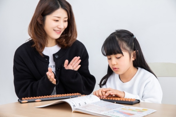 そろばんは何歳から始める？年齢別のメリットと注意点