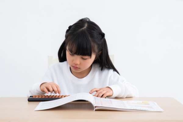 そろばんは何歳から始める？年齢別のメリットと注意点